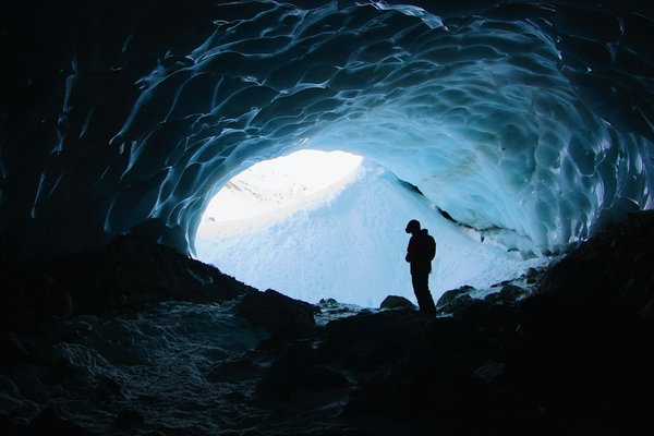 Comment organiser une exploration des cavernes de glace en Islande?